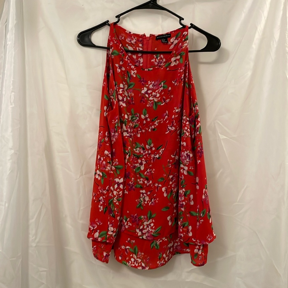 Blouse. Tank top. Brand Mercer&madison. Size small. Floral patterns.